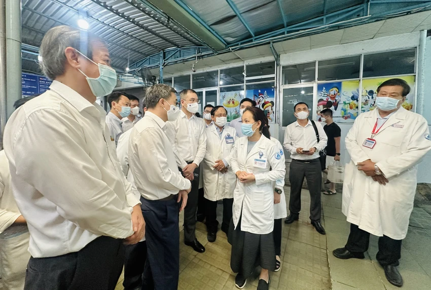 Đoàn công tác của Bộ Y tế kiểm tra công tác thu dung, điều trị bệnh sởi tại Bệnh viện Nhi đồng 1. Ảnh: THẢO PHƯƠNG soi-o-TP.HCM-19.jpg