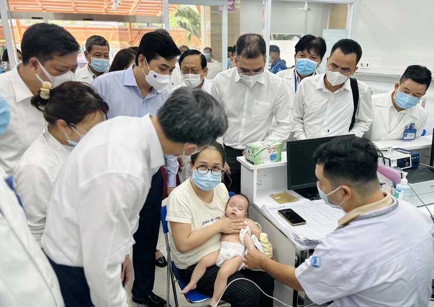 Đoàn công tác Bộ Y tế thăm hỏi bệnh nhân điều trị sởi ở TP.HCM. Ảnh: THẢO PHƯƠNG soi-o-TP.HCM-23.jpg
