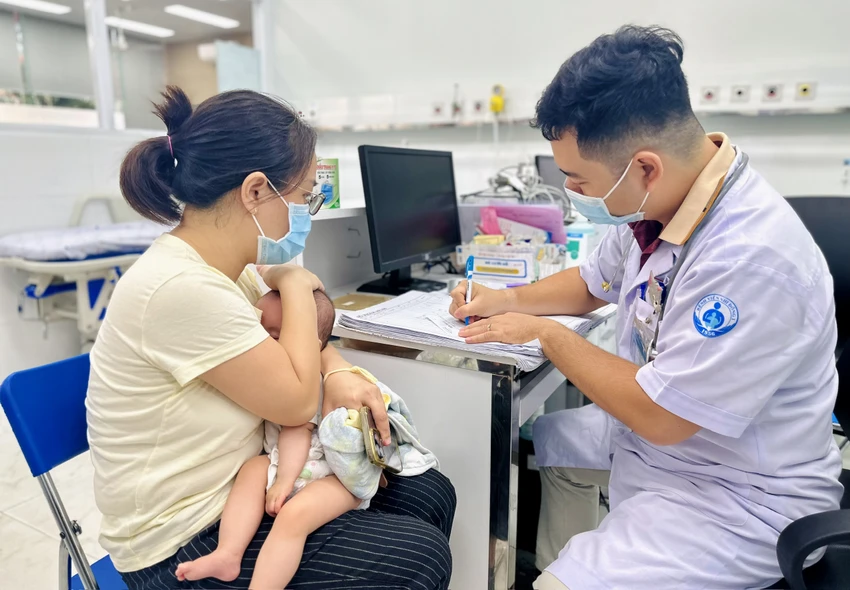 Bệnh nhi mắc sởi ở TP.HCM đến khám tại Bệnh viện Nhi đồng 1 (TP.HCM). Ảnh: THẢO PHƯƠNG sởi ở TP.HCM