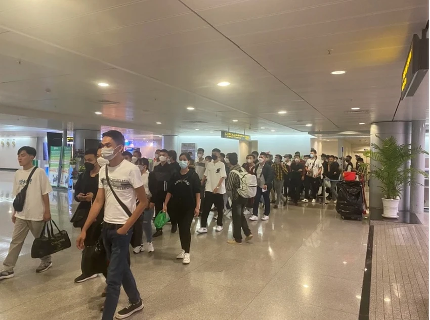 Trước đó, 140 công dân Việt Nam được giải cứu ở Philippines đã về nước. Ảnh: BNG. giai-cuu-cong-dan.jpg