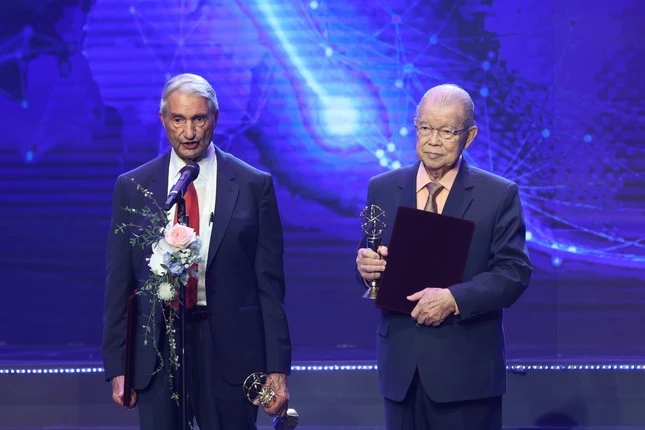 GS Võ Tòng Xuân và GS Gurdev Singh Khush được vinh danh ở hạng mục Giải Đặc biệt VinFuture 2023 dành cho Nhà khoa học đến từ các nước đang phát triển. Ảnh: TIỀN PHONG. VinFuture