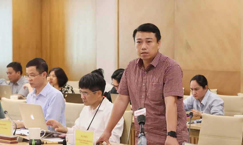 Trung tá Vũ Trọng Nghĩa trả lời về việc đối tượng lừa đảo trực tuyến lại hoạt động một cách công khai, ngang nhiên. Ảnh: THẢO ANH. lừa đảo trực tuyến