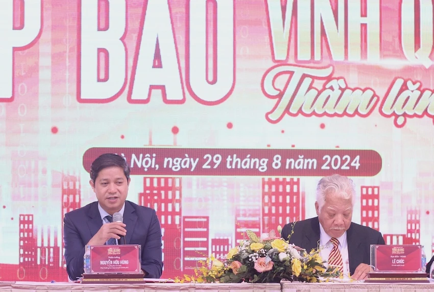 Thiếu tướng Nguyễn Hữu Hùng, Phó Trưởng ban Ban Cơ yếu Chính phủ, Trưởng BTC chương trình "Vinh quang thầm lặng 2024'" trả lời câu hỏi của báo chí. Ảnh: VT. Vinh quang thầm lặng