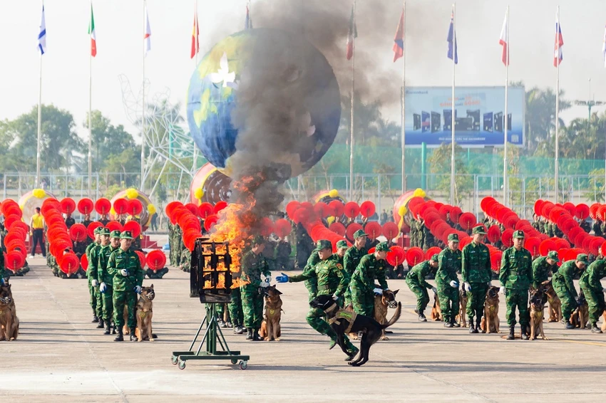 Lực lượng khuyển cảnh trình diễn tiết mục tại chương trình khai mạc. Ảnh: THUÝ HẰNG. Đại tướng Phan Văn Giang