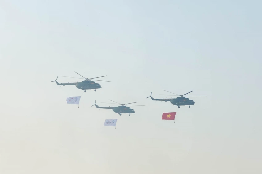 Màn trình diễn của lực lượng không quân thuộc Trung đoàn 927 và Trung đoàn 916 (Quân chủng Phòng không - Không quân). Ảnh: THUÝ HẰNG. dai-tuong-phan-van-giang-suc-manh-la-day-tinh-than-quyet-chien-quyet-thang-la-day-5.jpg