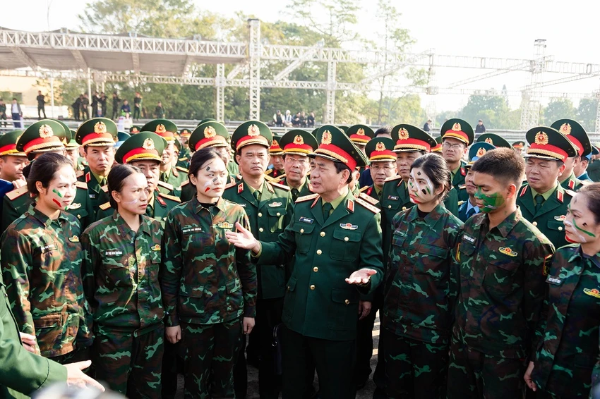 Đại tướng Phan Văn Giang thăm hỏi, động viên và chia sẻ kinh nghiệm với các chiến sĩ tham gia trình diễn trong Lễ khai mạc. Ảnh: THUÝ HẰNG. dai-tuong-phan-van-giang-suc-manh-la-day-tinh-than-quyet-chien-quyet-thang-la-day.jpg