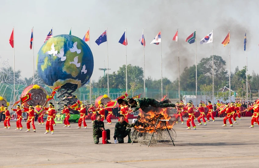 Chiến sĩ trình diễn nhảy qua hàng rào lửa. Ảnh: THUÝ HẰNG. dai-tuong-phan-van-giang-suc-manh-la-day-tinh-than-quyet-chien-quyet-thang-la-day-6.jpg