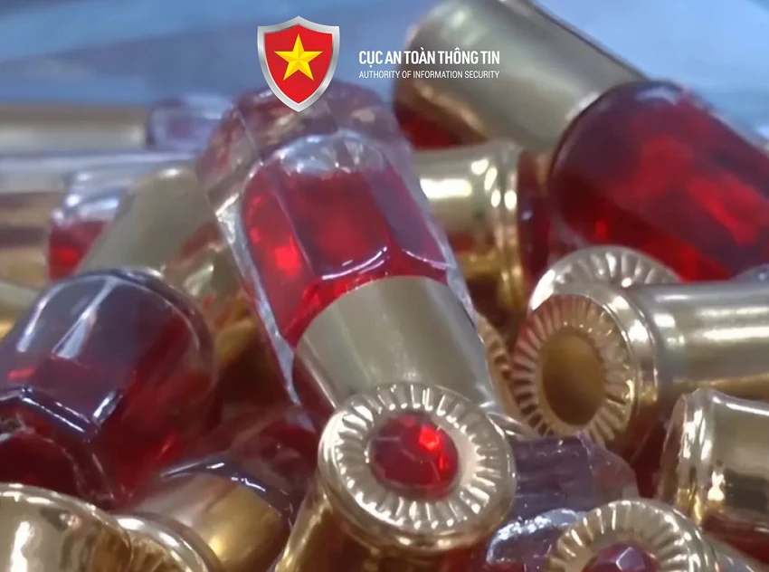 Nhóm đối tượng tự chế phẩm màu và hương liệu rồi đóng vào những lọ thủy tinh nhỏ hoặc chất bột để làm 'bùa yêu. Ảnh: Cục ATTT. lừa đảo trực tuyến,