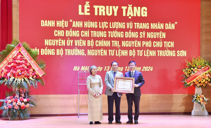 Phó Thủ tướng Lê Thành Long trao danh hiệu Anh hùng Lực lượng vũ trang Nhân dân tặng Trung tướng Đồng Sỹ Nguyên cho thân nhân gia đình Trung tướng. Ảnh: VGP. Trung tướng Đồng Sỹ Nguyên