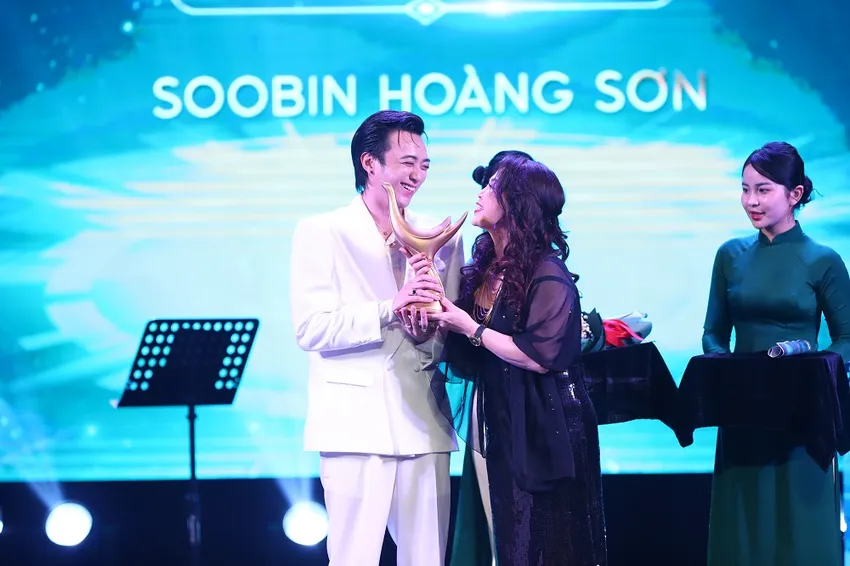Soobin giành "cú ăn ba" cúp ở giải Cống hiến. soobin-gianh-cu-an-ba-o-giai-cong-hien-hoa-minzy-keo-nguoi-dan-len-san-khau.JPG