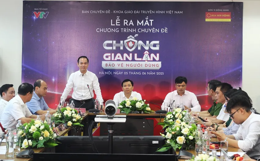 Đại diện VTV thông tin về nội dung chương trình. Ảnh: VIẾT THỊNH. chong-gian-lan-bao-ve-nguoi-dung-nham-khoi-phuc-niem-tin-cua-nguoi-dan.JPG