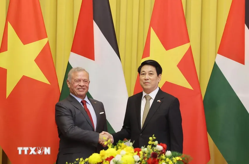 Chủ tịch nước Lương Cường và Quốc vương Vương quốc Hashemite Jordan Abdullah II Ibn Al-Hussein trước khi bắt đầu hội đàm. Ảnh: TTXVN 1211-chu-tich-nuoc-quoc-vuong-viet-nam-jordan-hoi-dam-4.jpg