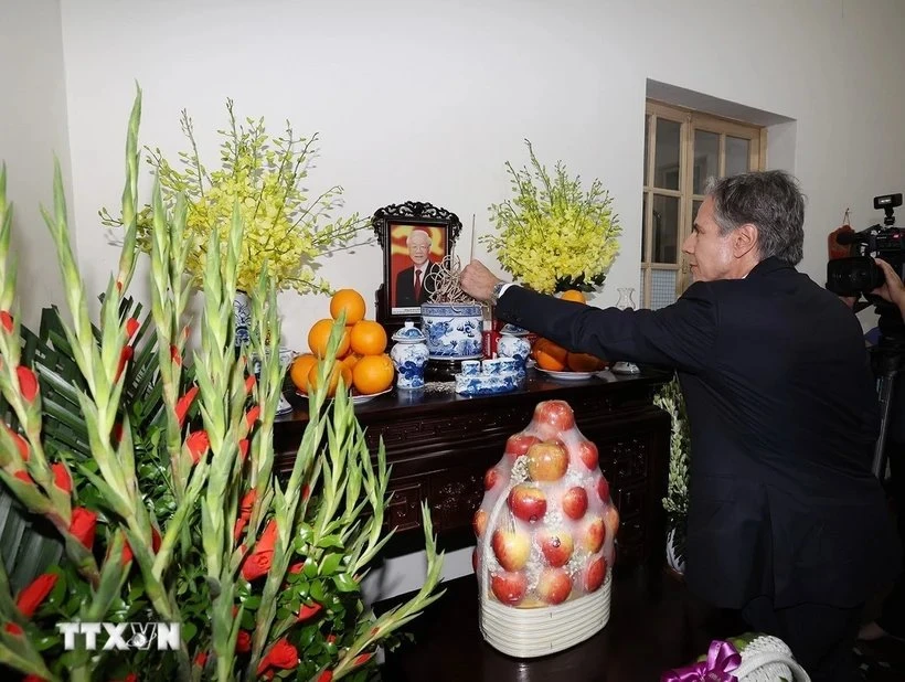 Ngoại trưởng Hoa Kỳ Antony Blinken thắp hương viếng Tổng Bí thư Nguyễn Phú Trọng và chuyển lá thư chia buồn của Tổng thống Joe Biden gửi tới Chủ tịch nước Tô Lâm trước sự ra đi của Tổng Bí thư Nguyễn Phú Trọng. (Ảnh: Trí Dũng/TTXVN) Thư chia buồn của Tổng thống Hoa Kỳ sau khi Tổng Bí thư Nguyễn Phú Trọng từ trần