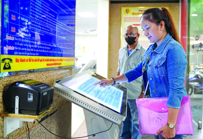 Người dân làm thủ tục trực tuyến. Ảnh: Thuận Văn phan-van-mai.jpg