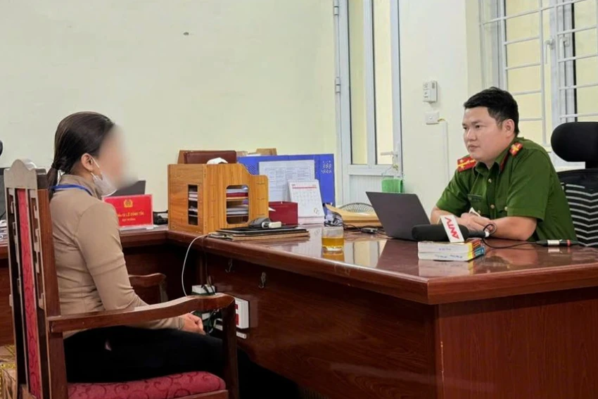 Chị T trình bày với cán bộ Phòng Cảnh sát hình sự, Công an tỉnh Hà Tĩnh. Ảnh: Công an Hà Tĩnh. lừa đảo giao hàng