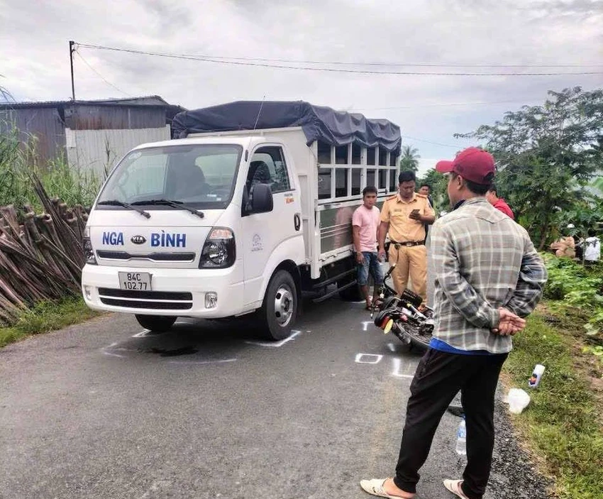 Lực lượng chức năng kiểm tra hiện trường vụ tai nạn ở Vĩnh Long làm nữ sinh tử vong