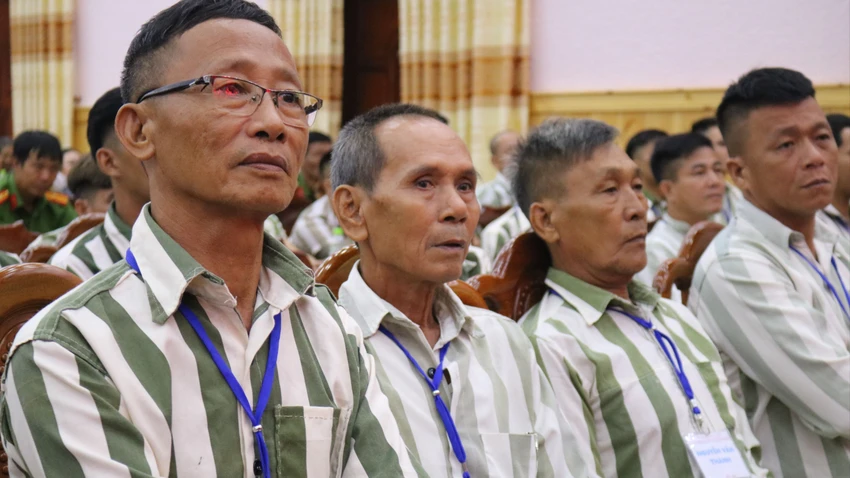 Đây là những phạm nhân cải tạo tốt, tích cực được tham dự hội nghị gia đình phạm nhân. Ảnh: VÕ TÙNG Bữa cơm “trong mơ” của những phạm nhân ở Trại giam Xuân Lộc
