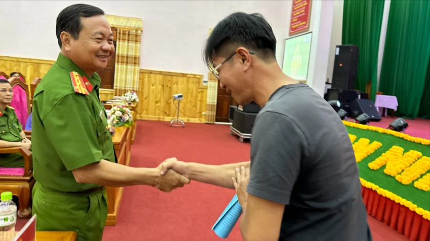 Đại tá Thái Duy Hồng chúc mừng anh Tòng Xuân Thanh Lâm khi trở lại thăm Trại giam Xuân Lộc trong tư cách người hoàn lương, thành đạt. Ảnh: VÕ TÙNG Bữa cơm “trong mơ” của những phạm nhân ở Trại giam Xuân Lộc