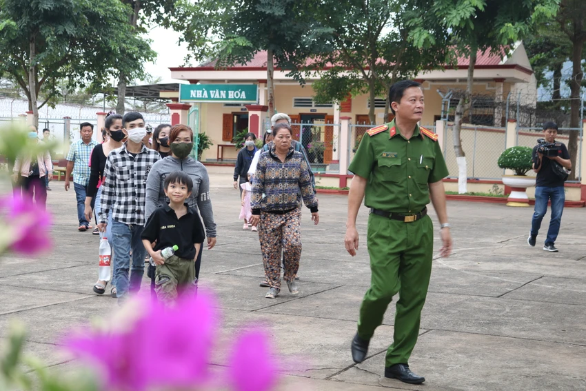 Thân nhân gia đình phạm nhân tham quan nơi ở, sinh hoạt của phạm nhân. Ảnh: VÕ TÙNG Bữa cơm “trong mơ” của những phạm nhân ở Trại giam Xuân Lộc
