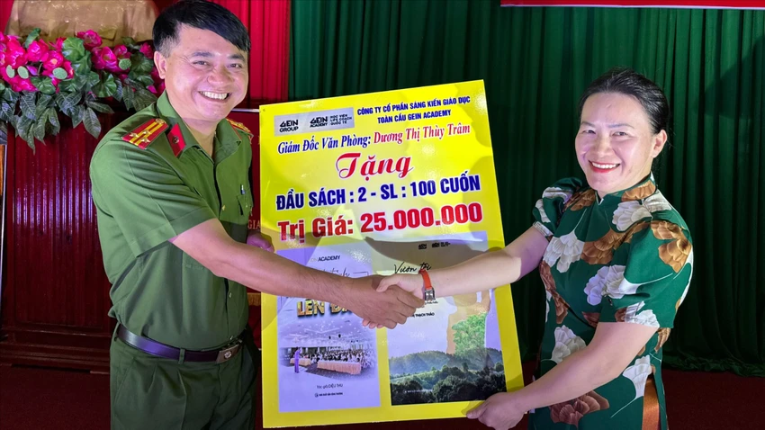 Chị Dương Thị Thùy Trâm tặng thư viện Trại giam Xuân Lộc 100 quyển sách. Ảnh: VÕ TÙNG Bữa cơm “trong mơ” của những phạm nhân ở Trại giam Xuân Lộc