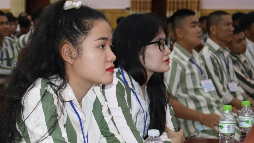 Nữ phạm nhân phân trại số 5 được về phân trại trung tâm Trại giam Xuân Lộc dự hội nghị gia đình phạm nhân. Ảnh: VÕ TÙNG Bữa cơm “trong mơ” của những phạm nhân ở Trại giam Xuân Lộc