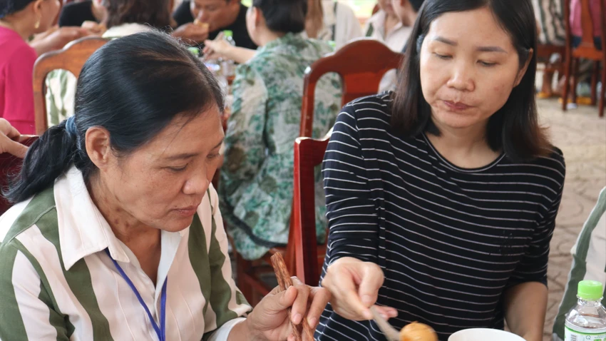 Bữa cơm cùng với gia đình là mơ ước của nhiều phạm nhân. Ảnh: VÕ TÙNG Bữa cơm “trong mơ” của những phạm nhân ở Trại giam Xuân Lộc