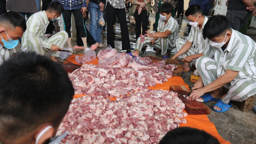 Các phạm nhân đội 3 đang chuẩn bị thức ăn theo chế độ. Ảnh: VÕ TÙNG Bữa cơm “trong mơ” của những phạm nhân ở Trại giam Xuân Lộc