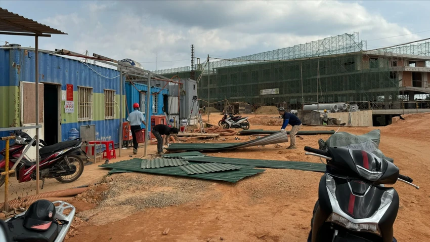 Các đơn vị thi công di chuyển vật tư, lán trại ra khỏi Đồi Cù. Ảnh: VÕ TÙNG doi-cu-12.jpg