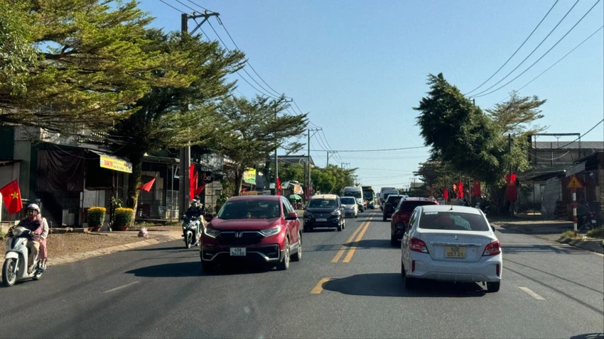 Mùng 3 Tết, du khách bắt đầu về Đà Lạt chơi xuân. Ảnh: VÕ TÙNG du-khach-3.jpg