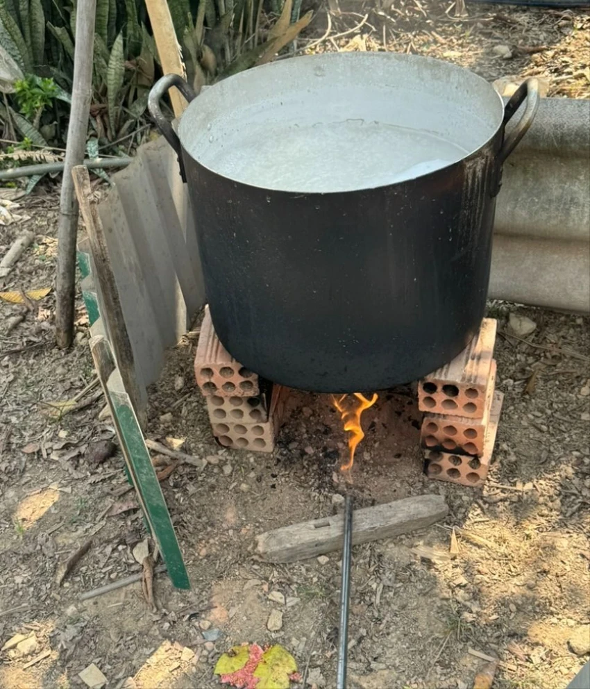Ngọn lửa từ khí gas nơi người dân khoan giếng bốc lên. Ảnh: VT Vụ khoan giếng bốc khí gas: bốc cháy khi châm lửa đốt