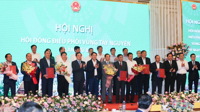 Phó Thủ tướng Trần Lưu Quang trao quyết định Quy hoạch vùng Tây Nguyên cho lãnh đạo 5 tỉnh Tây Nguyên. Ảnh: VÕ TÙNG Quy hoạch vùng đặt ra nhiều nhiệm vụ cho các tỉnh Tây Nguyên