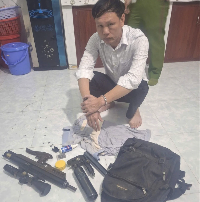 Công an thu giữ một khẩu súng trong nhà Khánh. can-bo-dia-chinh-s.jpg