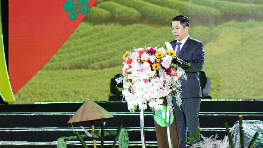 Chủ tịch UBND TP Bảo Lộc phát biểu chào mừng người dân, du khách và lãnh đạo đến thành phố trà và tơ lụa tham dự lễ hội. Ảnh: VÕ TÙNG tp-bao-loc-3.jpg