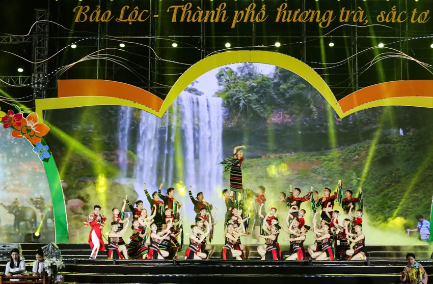 TP Bảo Lộc tổ chức Chương trình nghệ thuật “Bảo Lộc - Thành phố hương trà, sắc tơ”. Ảnh: VÕ TÙNG TP Bảo Lộc: Thủ phủ trà và lụa vào hội