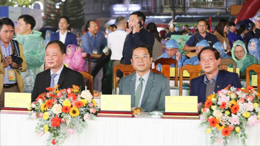 Lãnh đạo tỉnh Lâm Đồng và TP Bảo Lộc dự chương trình nghệ thuật. Ảnh: VÕ TÙNG tp-bao-loc-5.jpg