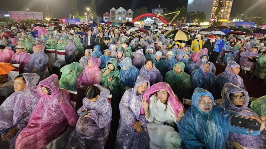Hàng ngàn người dân và du khách đội mưa thưởng thức Chương trình nghệ thuật "Bảo Lộc - Thành phố Hương trà - Sắc tơ". Ảnh: VÕ TÙNG TP-BAO-LOC-9.jpg