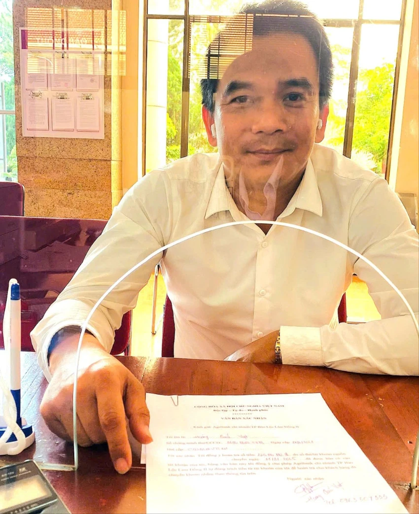 Lái xe taxi mang 240 triệu đồng đến ngân hàng trả lại cho người chuyển nhầm