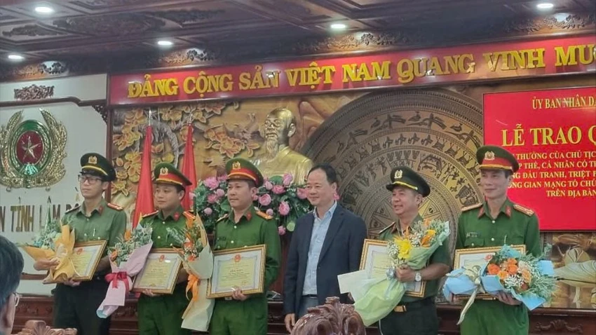 Chủ tịch UBND tỉnh Lâm Đồng Trần Hồng Thái khen thưởng đột xuất cho các tập thể, cá nhân trong vụ bắt giữ 23 người rửa tiền xuyên quốc gia. Khen thưởng lực lượng phá án vụ rửa tiền xuyên quốc gia ở TP Đà Lạt