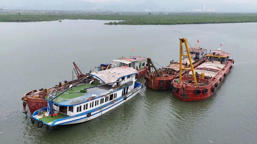 Cận cảnh tàu du lịch bị lật trên Vịnh Hạ Long sau trận dông lốc kinh hoàng