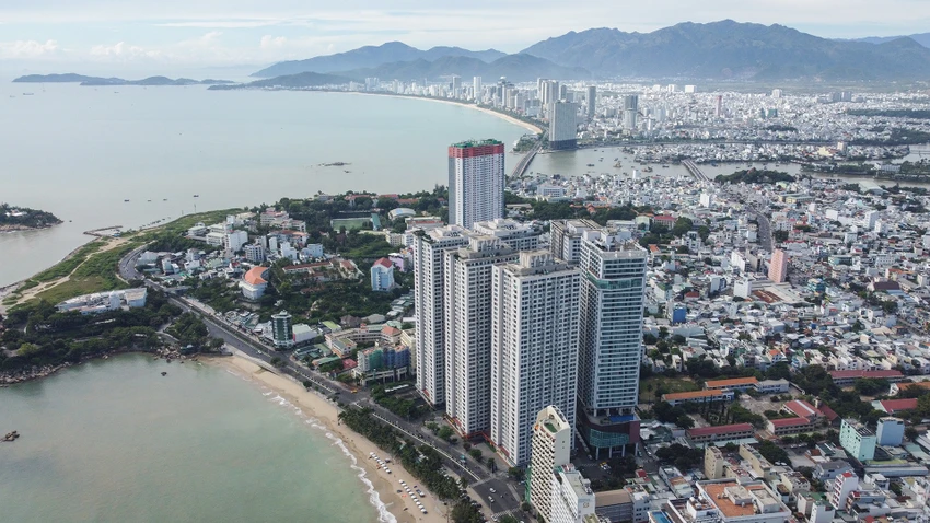 Dự án Mường Thanh Viễn Triều nằm vị trí đắc địa bậc nhất TP Nha Trang có 3 mặt tiền, chỉ cách biển khoảng 30 m. Liên quan dự án này, trong quá trình xây dựng chủ đầu tư cũng bị Sở Xây dựng Khánh Hòa nhiều lần xử phạt hành chính vì xây dựng sai phép, sai quy hoạch và chưa nghiệm thu công trình những đã đưa dân cư vào ở. 11.jpg