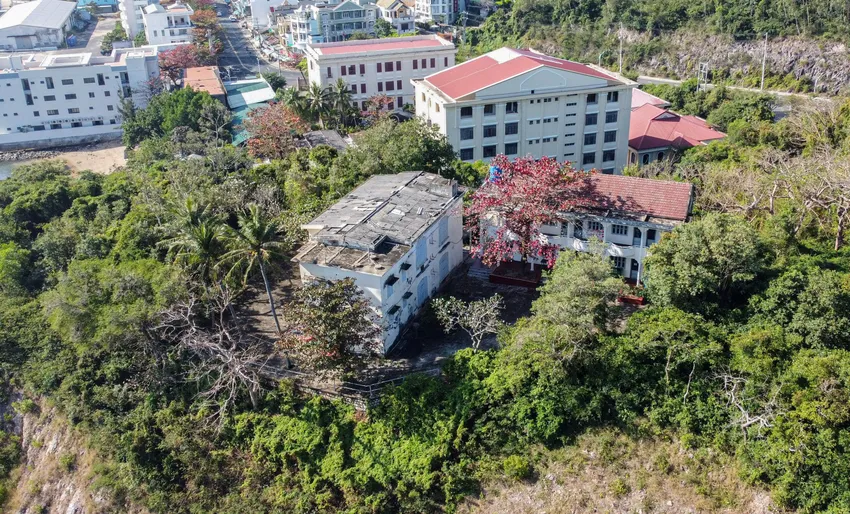 Bị bỏ hoang nhiều năm, năm căn biệt thự cổ xuống cấp nghiêm trọng, cổ vật mất, thất lạc rất nhiều. Ảnh: HUỲNH HẢI z4907153615093-533aff3aa6dcf8eead5624d58e67bbd6-2550-4173.jpg