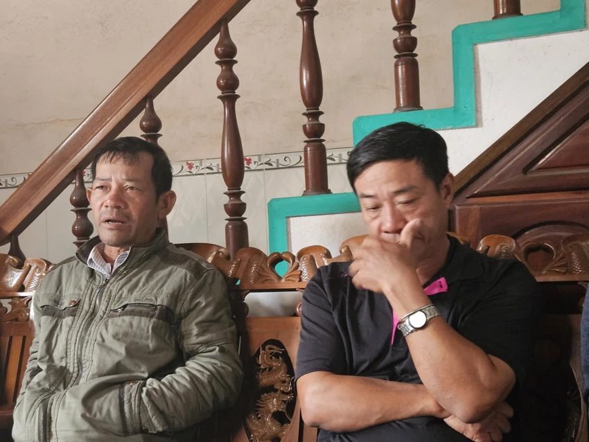 Người thân các thuyền viên hy vọng có phép màu để 5 ngư dân trở về bình an. Ảnh: MINH TOÀN ngư dân 8009.jpg
