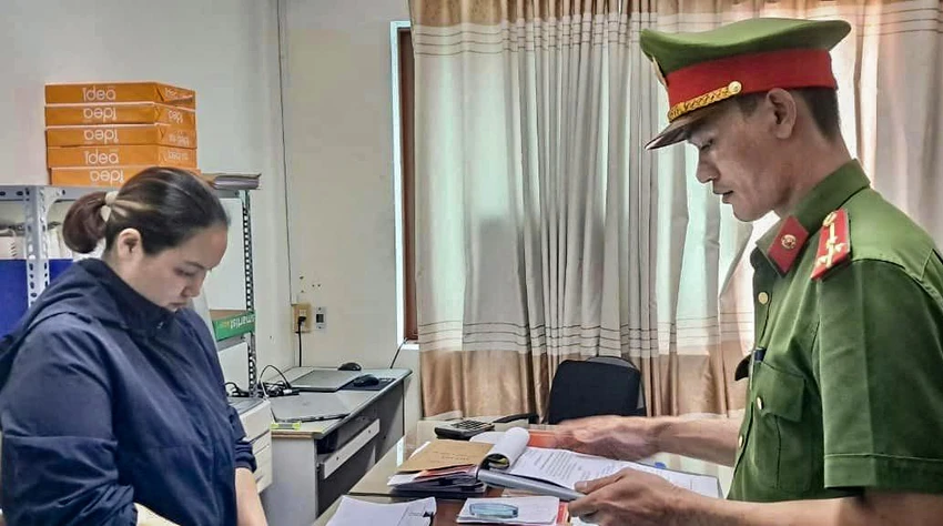 Nguyễn Thị Thu nghe cảnh sát đọc lệnh khởi tố. Ảnh: CA kế toán.jpg