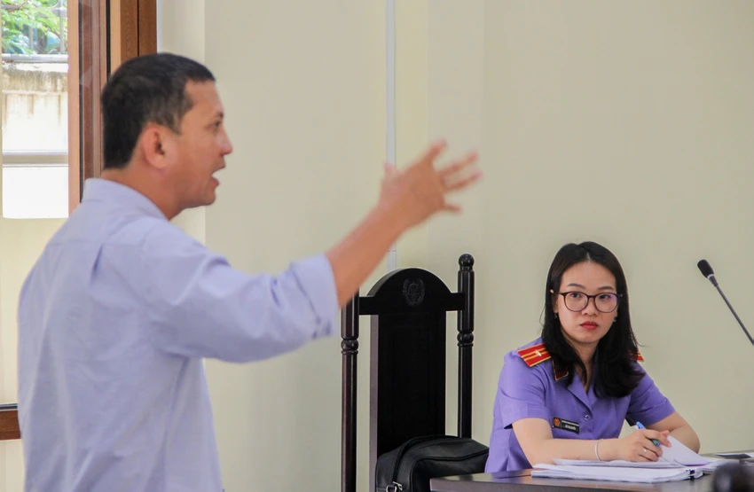 Ông Nguyễn Quang Vinh - chồng bà Hồ Thị Thùy Dương, người được vợ ủy quyền - trình bày trước HĐXX. Ảnh: XUÂN HOÁT Hồ Thị Thùy Dương.jpg