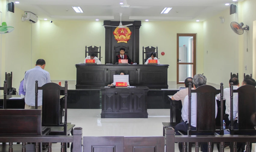 Bị đơn (bìa trái) trình bày tại phiên tòa, hôm 4-7. Ảnh: XUÂN HOÁT toaf.jpg