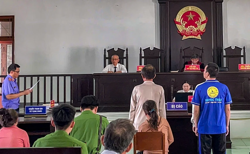 Các bị cáo nghe đại diện VKS luận tội tại phiên xét xử. Ảnh: T. MINH hàng xóm cùng vào tù.jpg