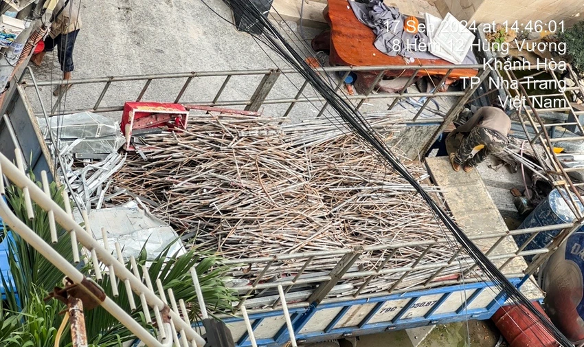 Hình ảnh ông Tô Văn Huỳnh cung cấp thể hiện công nhân đưa sắt thép đi bán sau khi cưỡng chế. Ảnh: VH TP Nha Trang.jpg