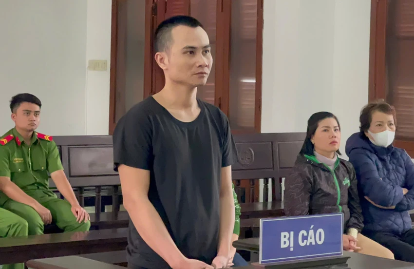 Văn Tiến Đức tại tòa. Ảnh: T. MINH Sổ đỏ giả.jpg