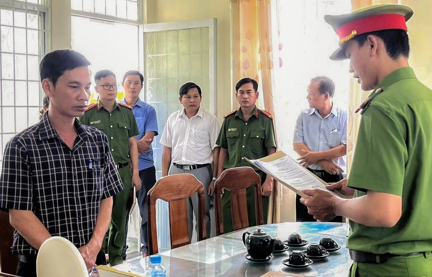 Cơ quan điều tống đạt quyết định khởi tố ông Nguyễn Thái Hưng, cựu Chủ tịch UBND xã Sơn Giang. Ảnh: HH tham-o-tai-san-6629.jpg