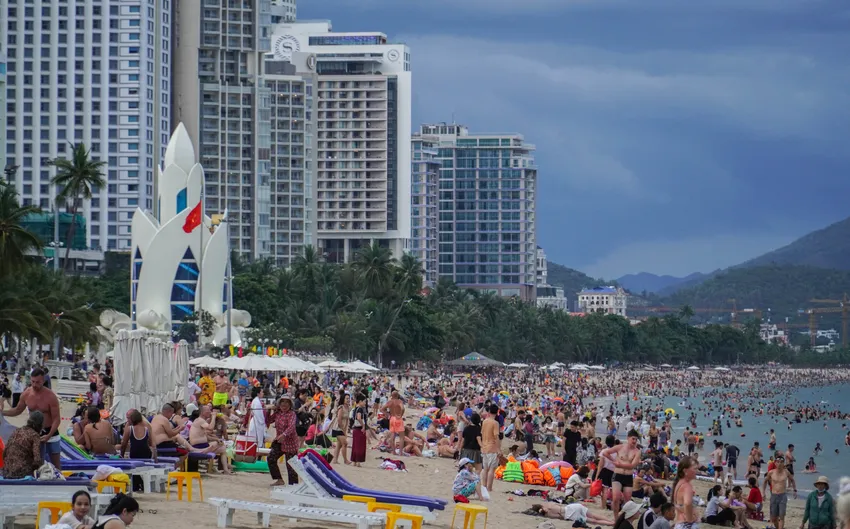 Khánh Hòa có lợi thế về du lịch với nhiều bãi biển thu hút du khách. Ảnh: XUÂN HOÁT trung tâm Nha Trang.JPG